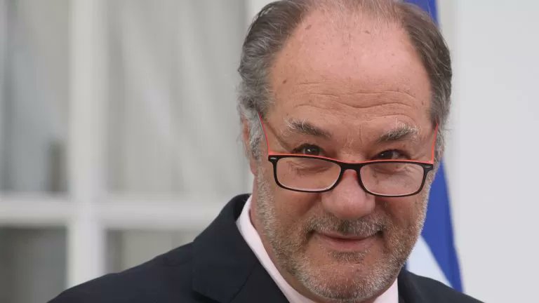 andres20ad's tweet image. Guillermo Ramírez niega llamar dictadura a la dictadura de Pinochet para no contradecir a Juan Sutil, quien no solo es el jefe de campaña de Matthei, sino que además es quien pone la plata. Los políticos de derecha, burdos títeres y corderos, hacen lo que les ordena el patrón.