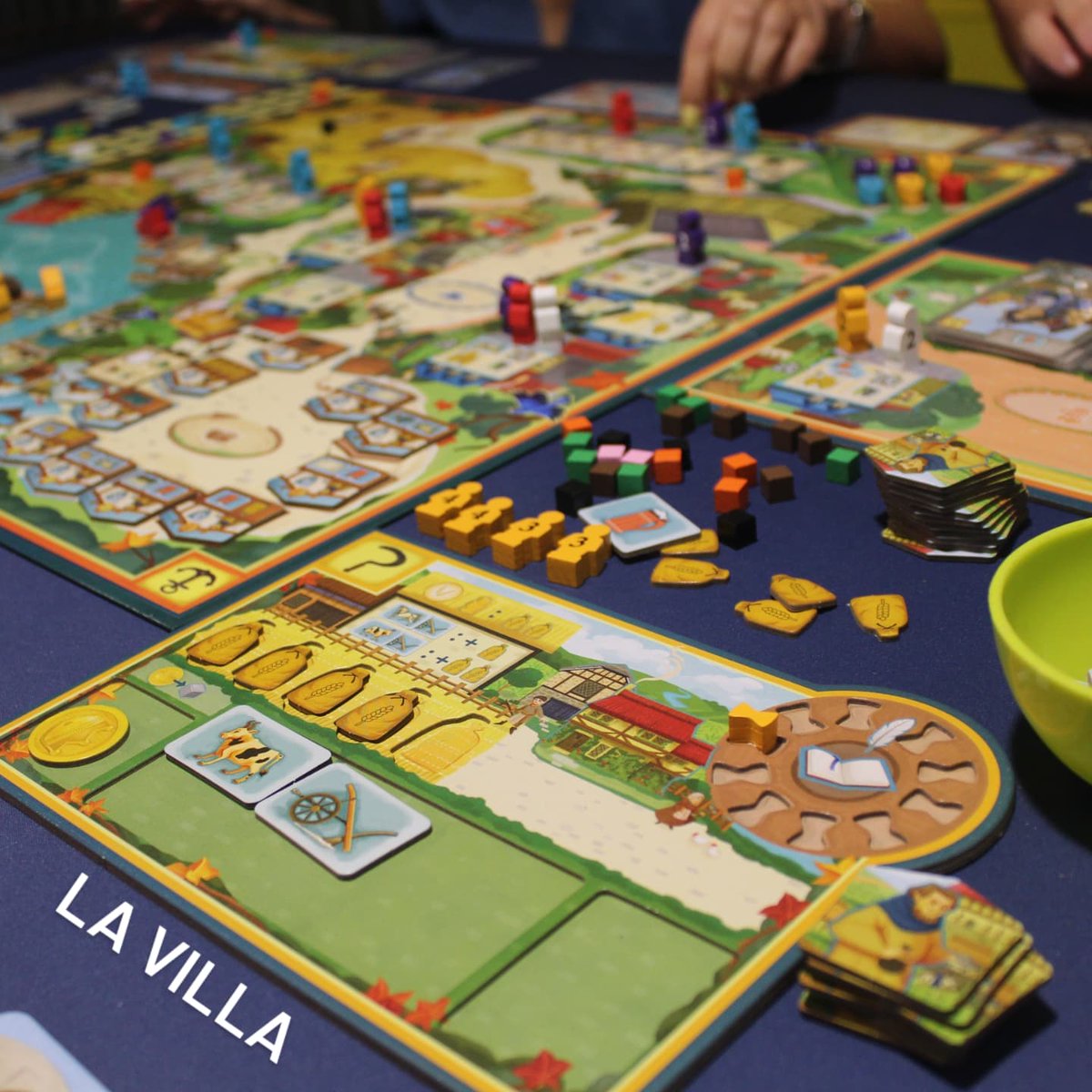 LitoraLudo's tweet photo. Hemos jugado a #VillageBigBox. Juego que no defrauda. @killoqpasa nos ha dado un palizón. @MenudaPieza y @litoraludo hemos hecho una partida muy triste. Pero divertida.
Luego hemos jugado a un #castlecombo. En prepartidas @MenudaPieza y yo nos jugamos un #Sail y un #JekyllvsHyde https://t.co/QSOqN2l6kr