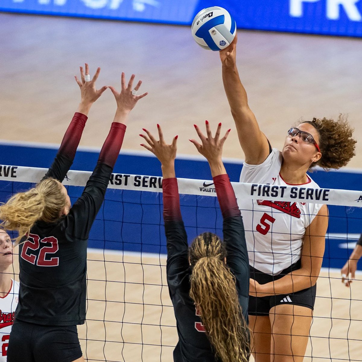 Abby_Barmore's tweet photo. 🏆Three Huskers earn Big Ten weekly honors

Setter Bergen Reilly - Big Ten Setter of the Week
Middle blocker Rebekah Allick - Big Ten Defensive Player of the Week
Opposite Virginia Adriano - Big Ten Freshman of the Week https://t.co/gwSMRVCbtY