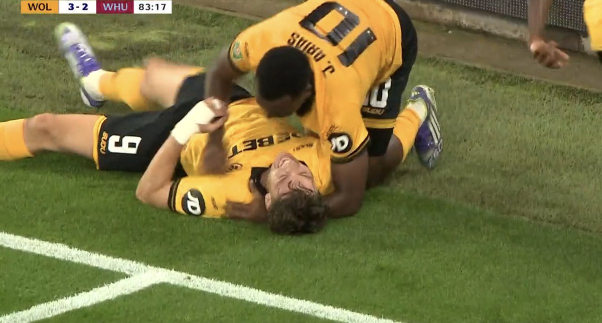 TouchlineX's tweet image. 3-2 Wolves.

JORGEN STRAND LARSEN HAS SCORED 2 GOALS IN 2 MINUTES AND WEST HAM UNITED HAVE BOTTLED THEIR 2-1 LEAD !!!!!!!!!!!!!!!!!!!!!!!!!!!!!!!!!!!! CAN YOU BELIEVE IT !!!!!!!!!!!!!!!!!!!!!! WHAT ON EARTH IS WRONG WITH WEST HAM UNITED THESE DAYS ?!?!?!?!?!