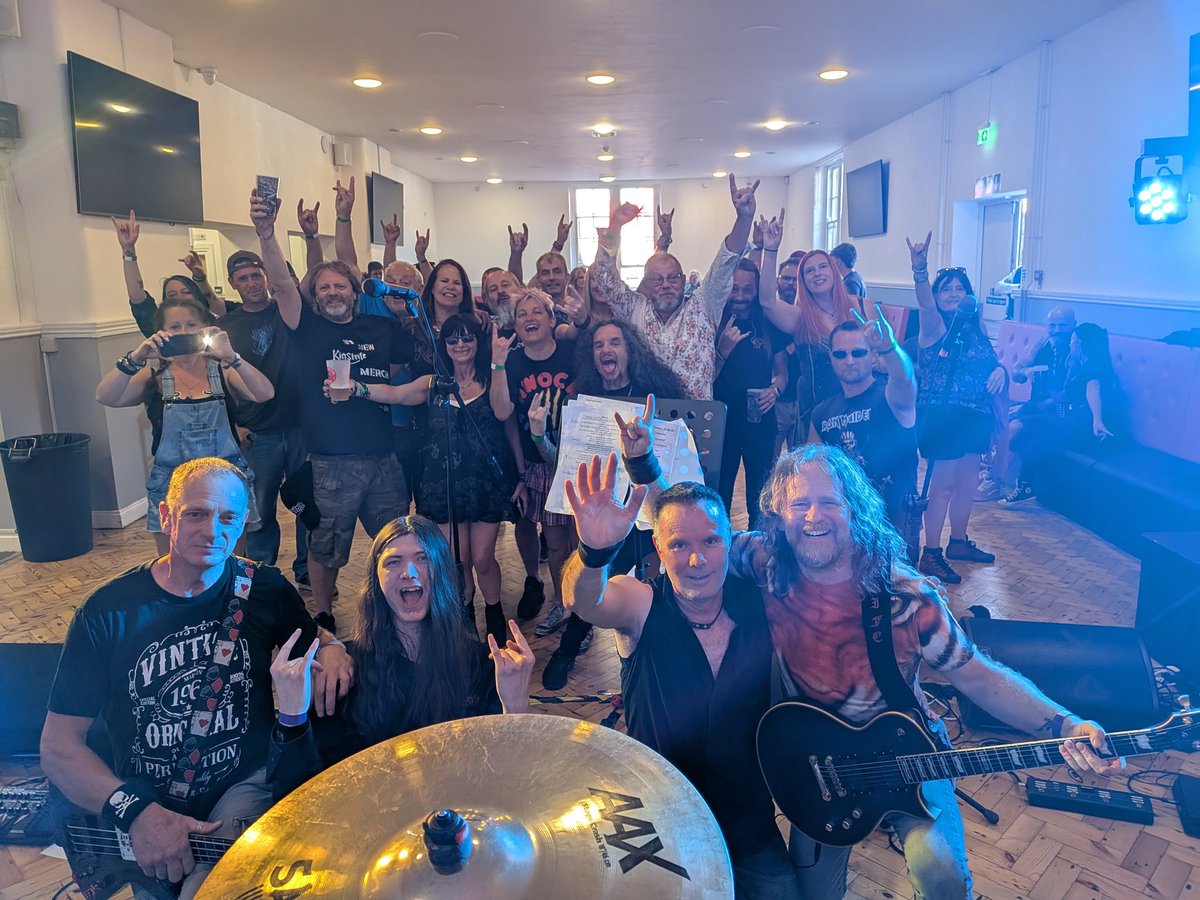 Ladies and gentlemen, let us introduce you to our new singer, Mr Jake Greenhouse!

#ozzyzig
#jakey
#newsinger
#firstgig