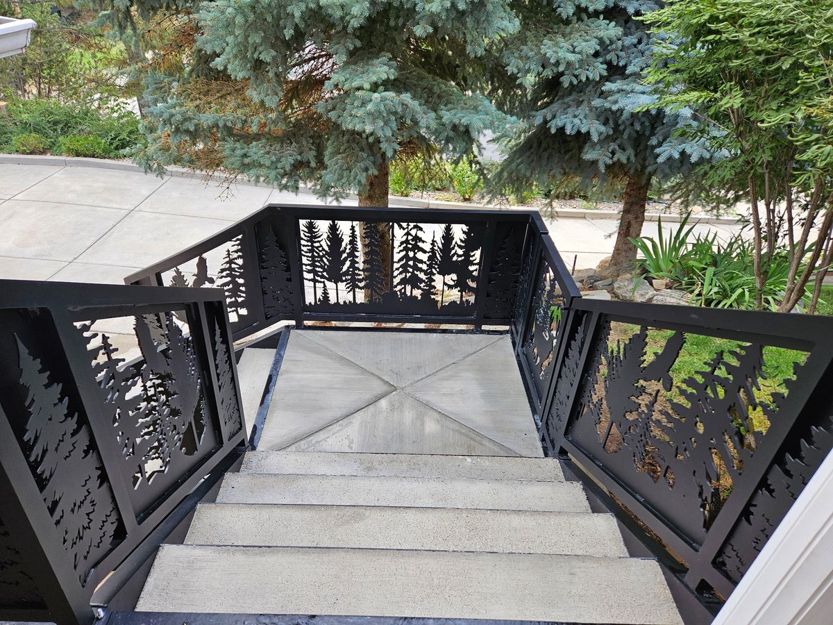 WesternFenceUT's tweet image. A warm welcome, custom-made ✨ This aluminum railing + gate was designed by &amp;amp; for our sales manager with his wife + fab manager. Wildlife + tree details make it functional art at the front steps. #CustomRailing #AluminumDesign #WildlifeArt #WesternFence