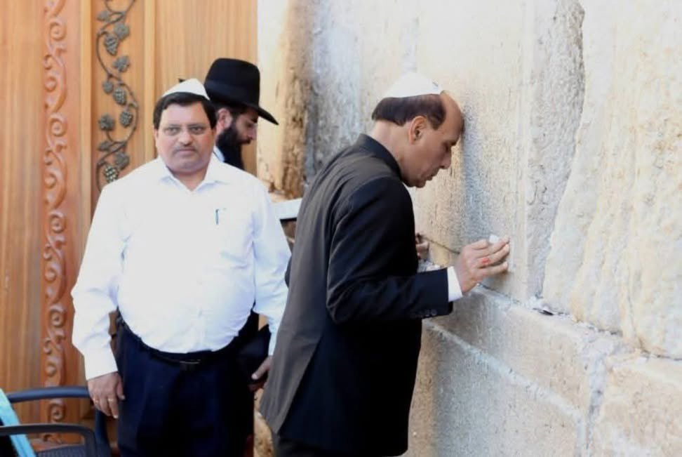 भारत में गाय माँ… 
इस्राइल में गाय खाने वालों के साथ दुआ!
ये भक्ति है या नौटंकी?
#Hypocrisy