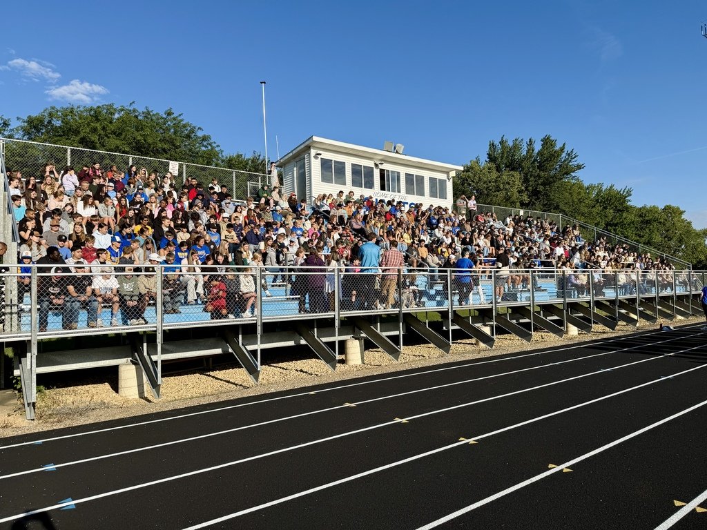 🎉 Our middle and high school Giants kicked off the year with a pepfest! The band rocked, we welcomed our new teachers, and wrapped it up with an all-school photo on the football field. Here’s to a GIANT year ahead! 💛💙 #GoGiants #GiantPride
