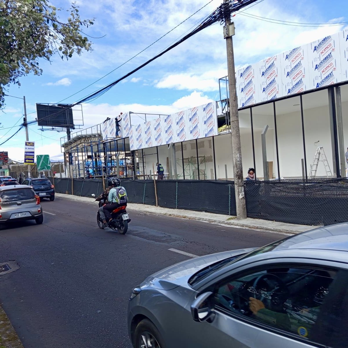 amcquito's tweet photo. 🛂 #QuitoConControl | 🚧 Obra suspendida en el DMQ. 🚫
👀 Constatamos una 🧱 construcción que excedía los alcances de su licencia y carecía de un plan de 🧯seguridad e implementación.
📍Ocupaba 🛣️ espacio público sin autorización, poniendo en riesgo a trabajadores, predios cercanos y 🚶🏾transeúntes.
💪🏾 Con orden y control,
#QuitoRenace