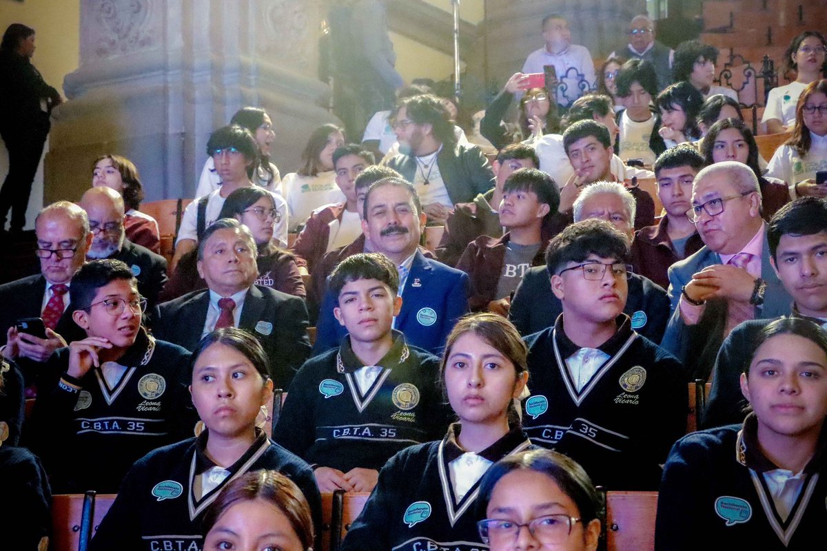 🎓✨ Con la fuerza transformadora de la #NuevaEscuelaMexicana, dio inicio el Primer Ciclo Escolar del #BachilleratoNacional.

El secretario Miguel Ángel Hernández Espejel asistió a este momento histórico que abre 38 mil nuevos lugares en Educación #MediaSuperior.