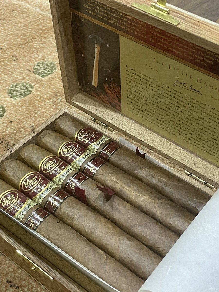 JDlwce's tweet photo. #Cigar https://t.co/ivi5T715NN