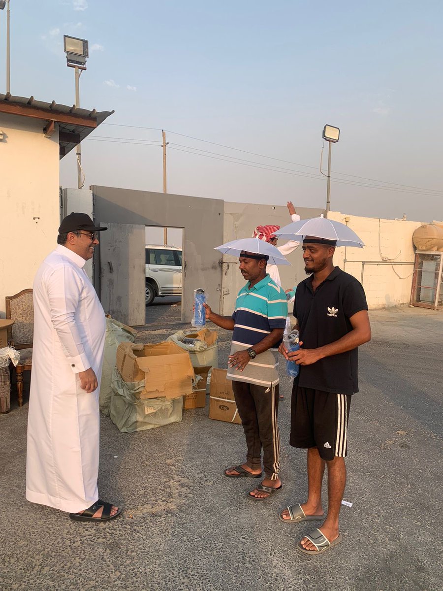 بدعم سخيّ من شركة الثليم للخدمات المتكاملة، أقام فريق العيون التطوعي مبادرة "ظلال وسقيا" بنسختها الثانية المعنيّة بتوزيع (مظلة + مطارة ماء) للعمالة في وسط حرارة الصيف هذه الفترة

وقد بلغ عدد المستفيدين اكثر من ٥٠٠ مستفيد بمشاركة عدد من اعضاء مجلس الادارة ومتطوعي الفريق هذا اليوم