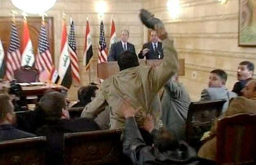 هل عجزت الأمهات أجمع أن تلد شخصاً مثل منتظر الزيدي :؟