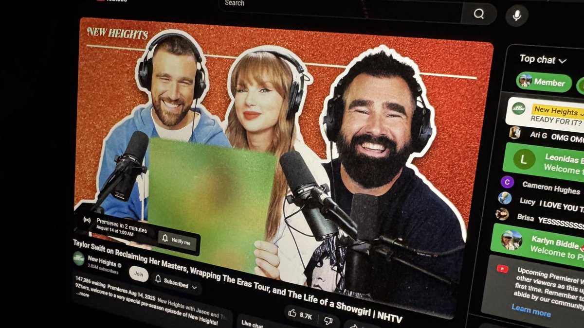 soph13tv's tweet photo. taylor swift you fucking own the month of august https://t.co/XAWG1F5K5T