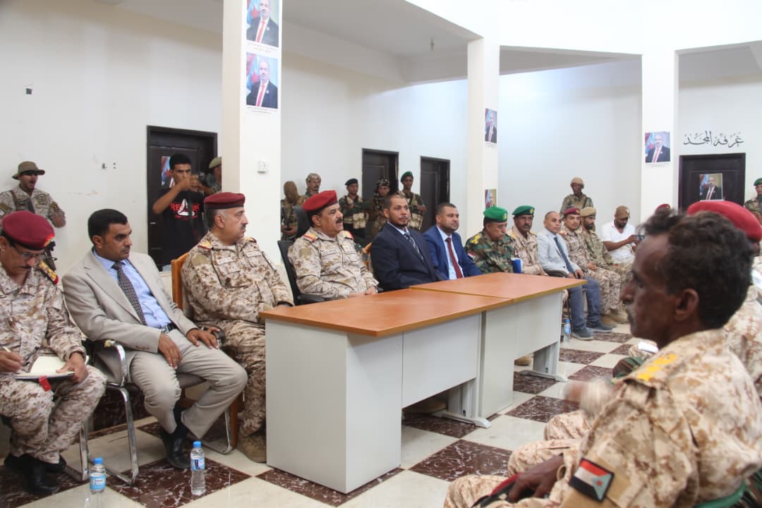 وزير الدفاع ومحافظ سقطرى يطلعان على جاهزية اللواء الاول مشاه بحري