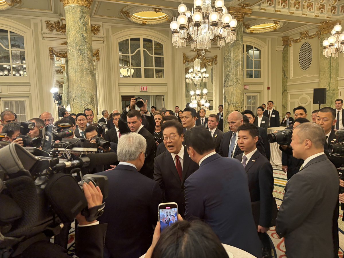 NVDA(엔비디아) CEO
Jensen Huang 젠슨황과 만나는 이재명 대통령

“평화가 경제다, 평화가 안보다” 외치며 평화-안보-경제 재건에 모든 것을 쏟아붓는 
모습