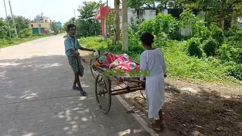 KISHORE6680's tweet photo. #କଟକ 
#ମାହାଙ୍ଗା_ଅଞ୍ଚଳର_ଏଭଳି_ବିକଳ_ଚିତ୍ର .... 😭 
ବାର୍ଦ୍ଧକ୍ୟ ଭତ୍ତା ପାଇଁ ଟ୍ରଲିରେ ବୁହାହେଲେ ବୃଦ୍ଧା।ସରକାରଙ୍କ ନିୟମକୁ ଫୁ କରିଦେଲେ  ବ୍ଳକ ପ୍ରଶାସନ ଓ ବ୍ୟାଙ୍କ ମ୍ୟାନେଜର। https://t.co/UKgZ4gNzW7