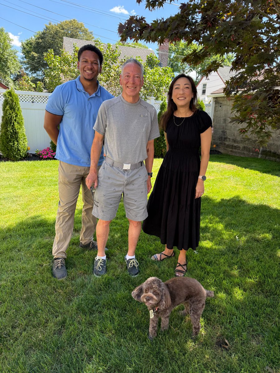 Constituent Appreciation 🔥Today, my team and I visited Mr. Gonzalez in Bellerose to help address a recurring trash collection issue near his home. Mr. Gonzalez has remained an active member of his neighborhood, working with our office to improve the quality of life on his block.