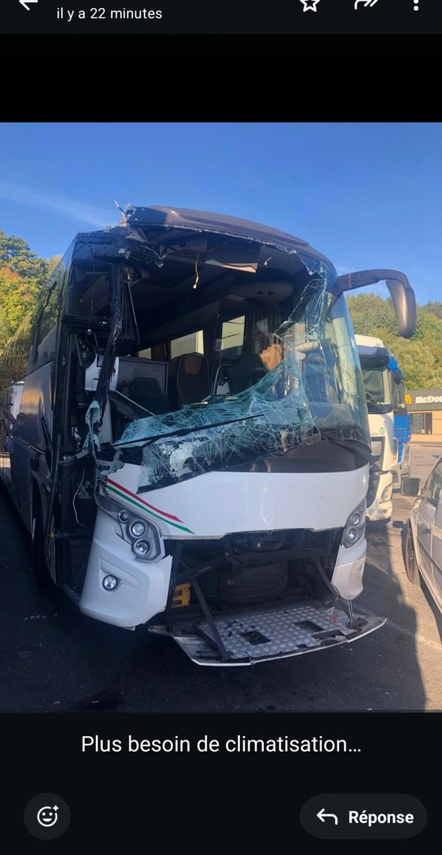 Azety's tweet image. Un français qui part d'Ukraine en bus a eu un accident. Et après on me demande pourquoi j'évite tout véhicule terrestre autre que le train. Agrandissez l'image pour apprécier son sens de l'humour