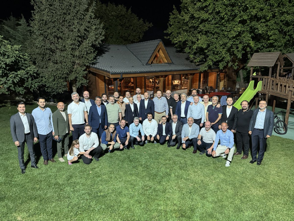 MÜSİAD Genel Başkanımız <a href="/BurhanOzdemirTR/">Burhan Özdemir</a>’in de katılımları ile önceki dönem <a href="/MUSIAD/">MÜSİAD</a> Yönetim Kurulu üyesi olarak birlikte omuz omuza verdiğimiz dostlarımızla akşam yemeğinde bir araya geldik.

Davetimize teşrif eden tüm dostlarımıza teşekkür eder,sağlık ve huzur dolu günler