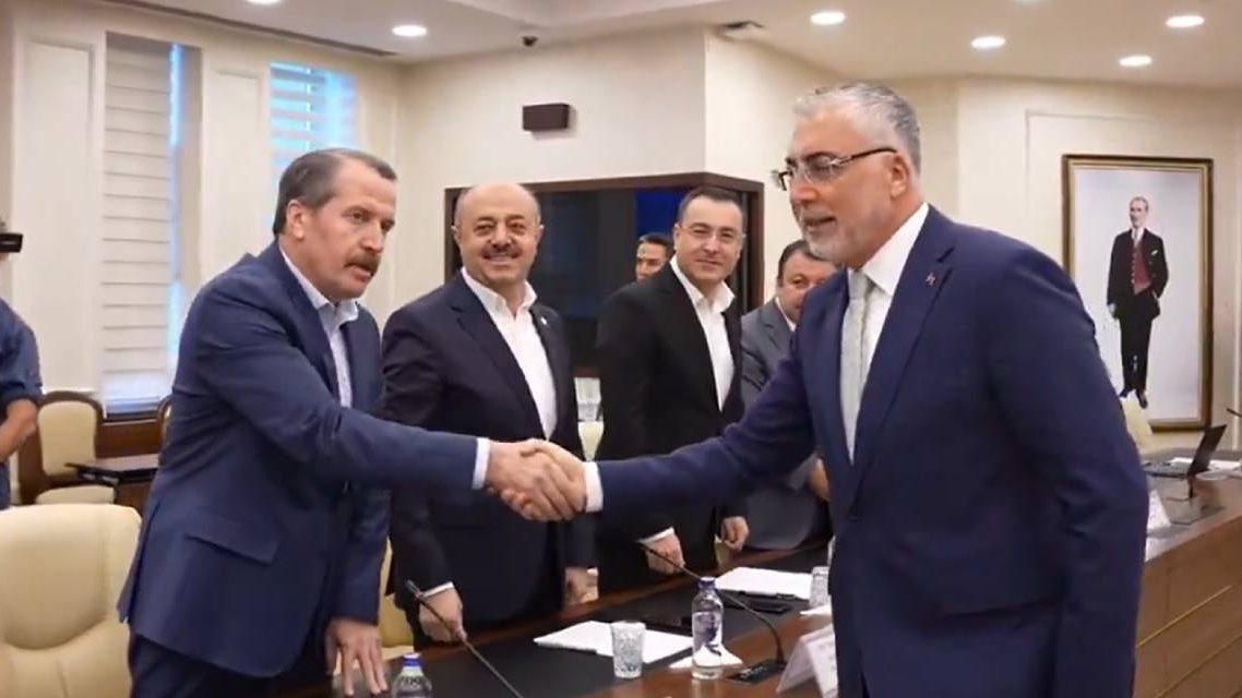 Memur-Sen üye sayıları:
2009 yılı 376 bin 355 
2013 yılı 707 bin 652
2017 yılı 997 bin 089
2023 yılı 1 milyon 35 bin 278
2025 yılı 1 milyon 78 bin 831
Memur-Sen, memuru satmadı kardeşim, memur kendi kendini sattı.

#MemurlarıBitirdiniz
#MemurlarHesaplasacak