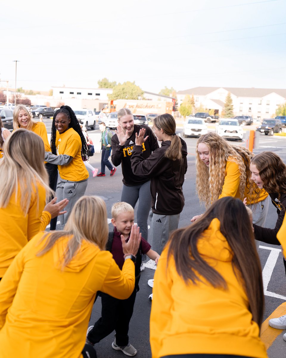 wyo_wbb's tweet photo. High fives all around on the first day of school 🤠👋 https://t.co/SY542bqFE6
