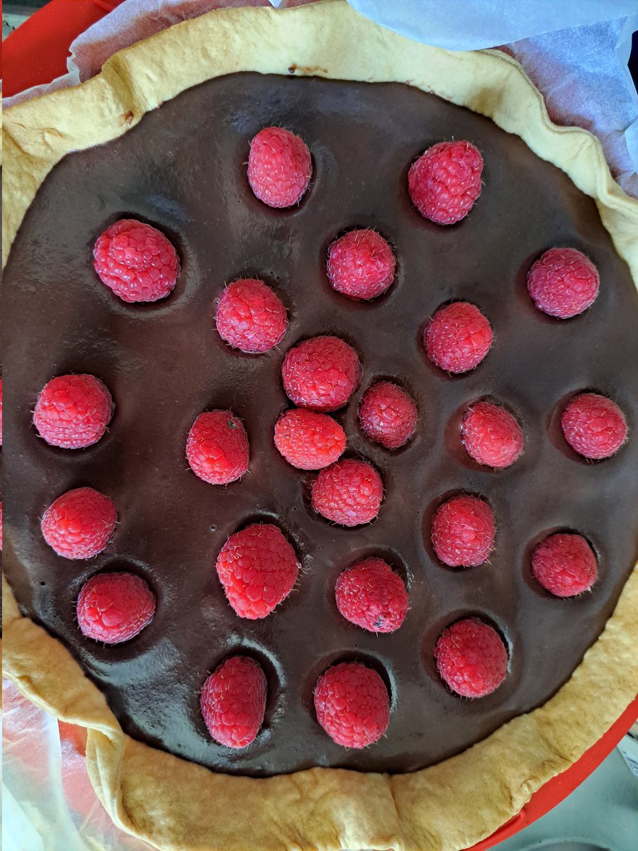 Tarte au chocolat avec lit praliné croustillant