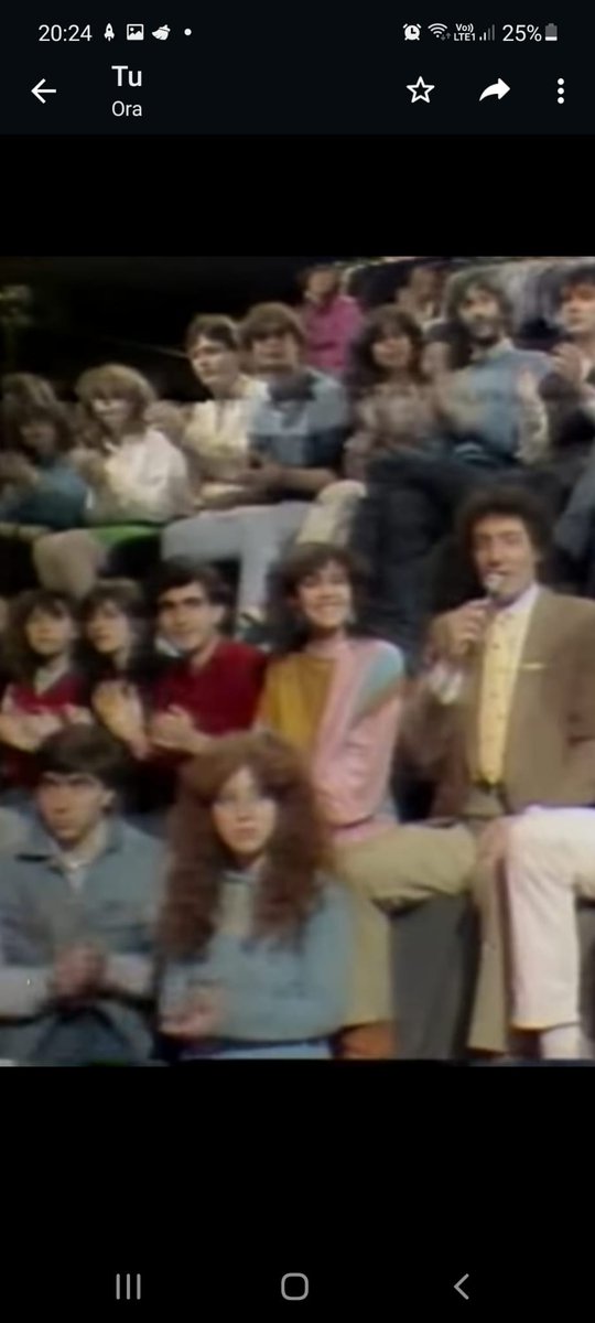 Incollato alla TV mentre cerco di individuare tra il pubblico di giovanissimi lo sbarbatello 18enne che ero in quei primi anni '80! 
#discoring