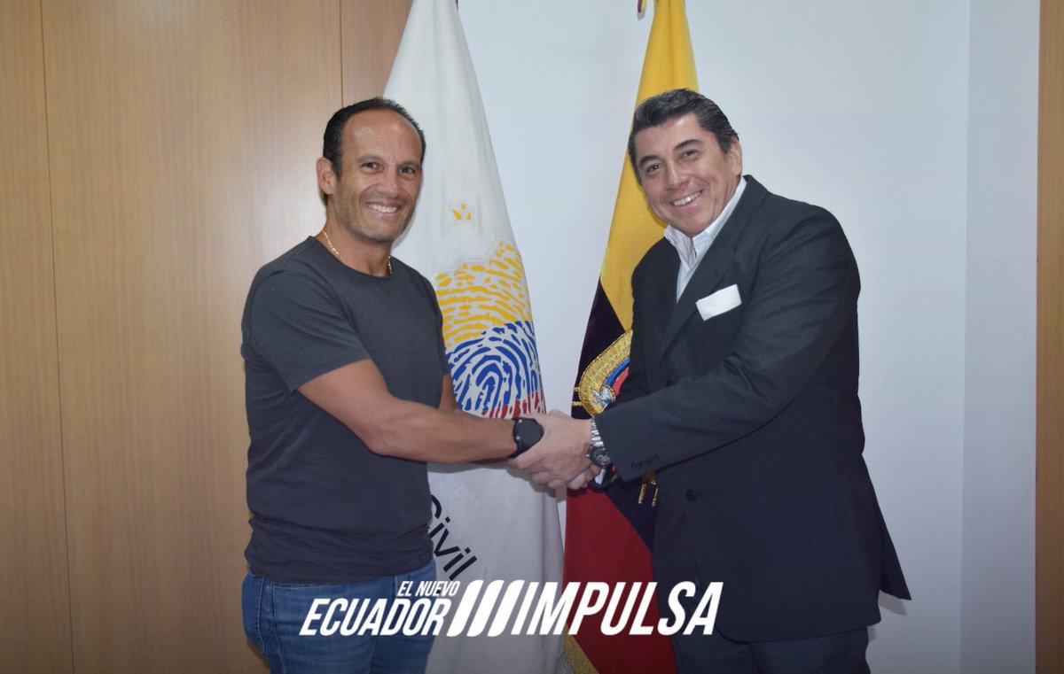 Registro Civil Ecuador 🇪🇨 (@registrocivilec) on Twitter photo El director <a href="/OttnRivadeneira/">Ottón Rivadeneira</a> se reunió con <a href="/franciscoegas/">Francisco Egas</a>, Pdte. de la <a href="/FEFecuador/">FEF 🇪🇨</a> ⚽🇪🇨 para coordinar acciones relacionadas al proceso de emisión de pasaportes🛂 para los futbolistas ecuatorianos que competirán en las distintas categorías fuera del país.
#ElNuevoEcuadorImpulsa El director <a href="/OttnRivadeneira/">Ottón Rivadeneira</a> se reunió con <a href="/franciscoegas/">Francisco Egas</a>, Pdte. de la <a href="/FEFecuador/">FEF 🇪🇨</a> ⚽🇪🇨 para coordinar acciones relacionadas al proceso de emisión de pasaportes🛂 para los futbolistas ecuatorianos que competirán en las distintas categorías fuera del país.
#ElNuevoEcuadorImpulsa