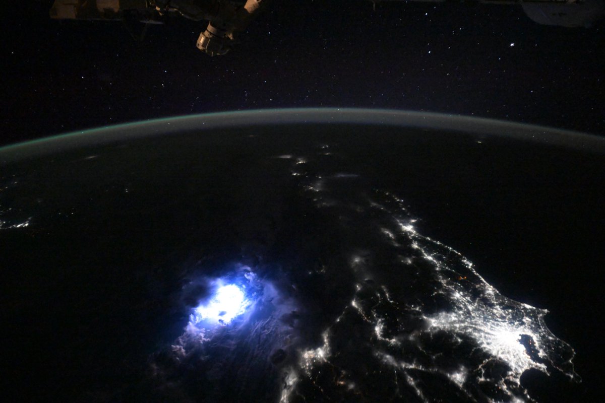 先ほどの写真と同時期のものです。
自分の住んでいるところや、行ったことのあるところを探してみてください。(ちなみに、日本海側は雷が凄かったです)