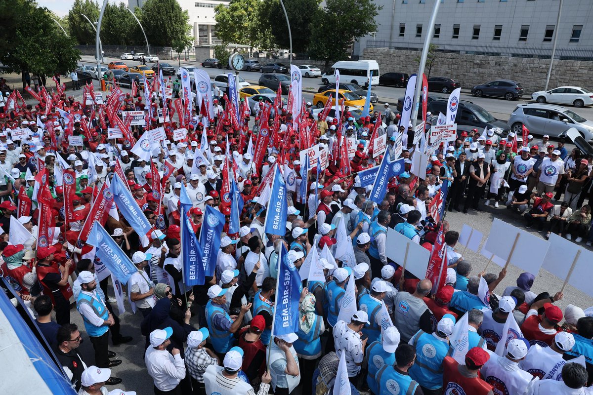 Muammer Karaman (@muammerkaraman) on Twitter photo Sadece bugün Hazine ve Maliye Bakanlığı önünde yaptığımız basın açıklamasına katılan üyelerimizin sayısı, iş bırakma kararı alan konfederasyonların Ankara’da gerçekleştirdiği “eylemsi eylemlere” katılanların toplamından daha fazladır. Sadece bugün Hazine ve Maliye Bakanlığı önünde yaptığımız basın açıklamasına katılan üyelerimizin sayısı, iş bırakma kararı alan konfederasyonların Ankara’da gerçekleştirdiği “eylemsi eylemlere” katılanların toplamından daha fazladır.