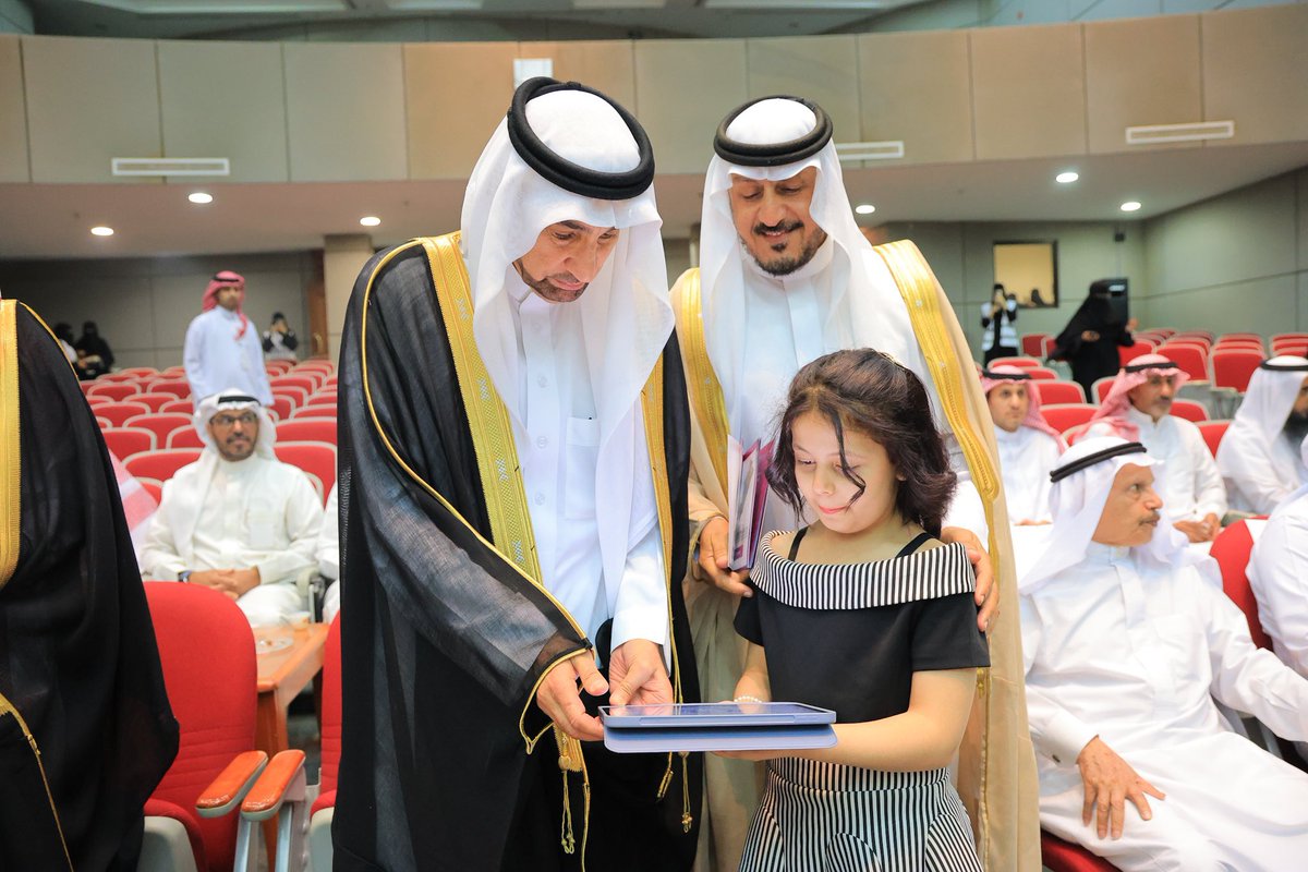Royah_Buk's tweet image. دشن ليوم محافظ #البكيرية الأستاذ محمد العريفي الهوية الجديده لجمعية #رؤية بحضور عدد من المسؤولين و الأهالي.
اشتمل الحفل على كلمة رئيسه الجمعية ثم عرض مرئي يحكي مسيرة الجمعية.
وفي الختام كرم المحافظ الداعمين و المؤسسين للجمعية و تم تكريم المحافظ على جهوده المتواصله في دعم الجمعية