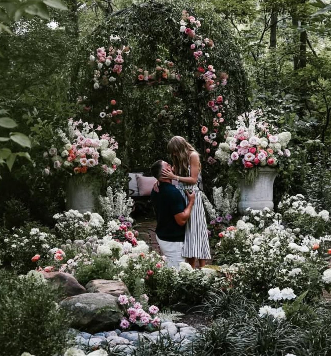 Pero marica mira como se arrodilla en NO UNA sino en las DOS RODILLAS, la coge de su cadera…ARGGGGG LOS POETAS DEJARON DE SER TORTURADOS Y AHORA SON AMADOS😭😭😭😭