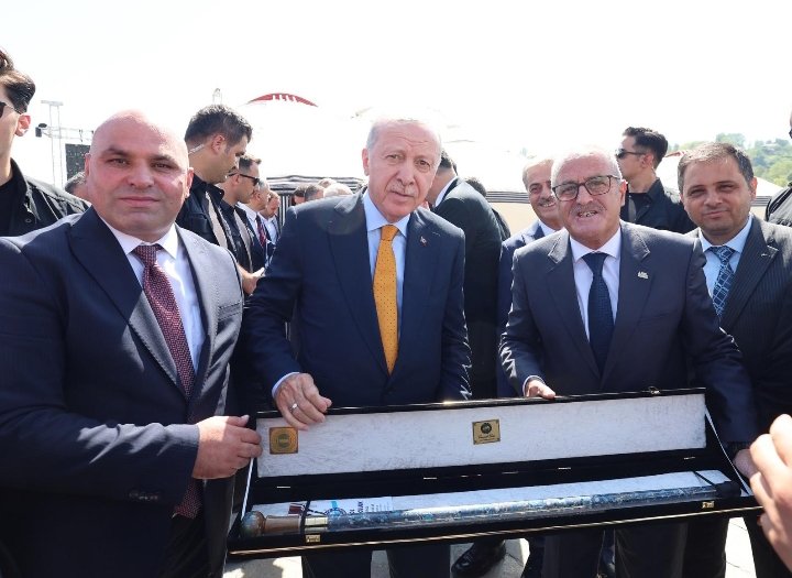 Dünya lideri <a href="/RTErdogan/">Recep Tayyip Erdoğan</a> 🇹🇷
Gençliğin ağabeyi <a href="/medetilbars/">Medet İlbars</a> 🧿👑