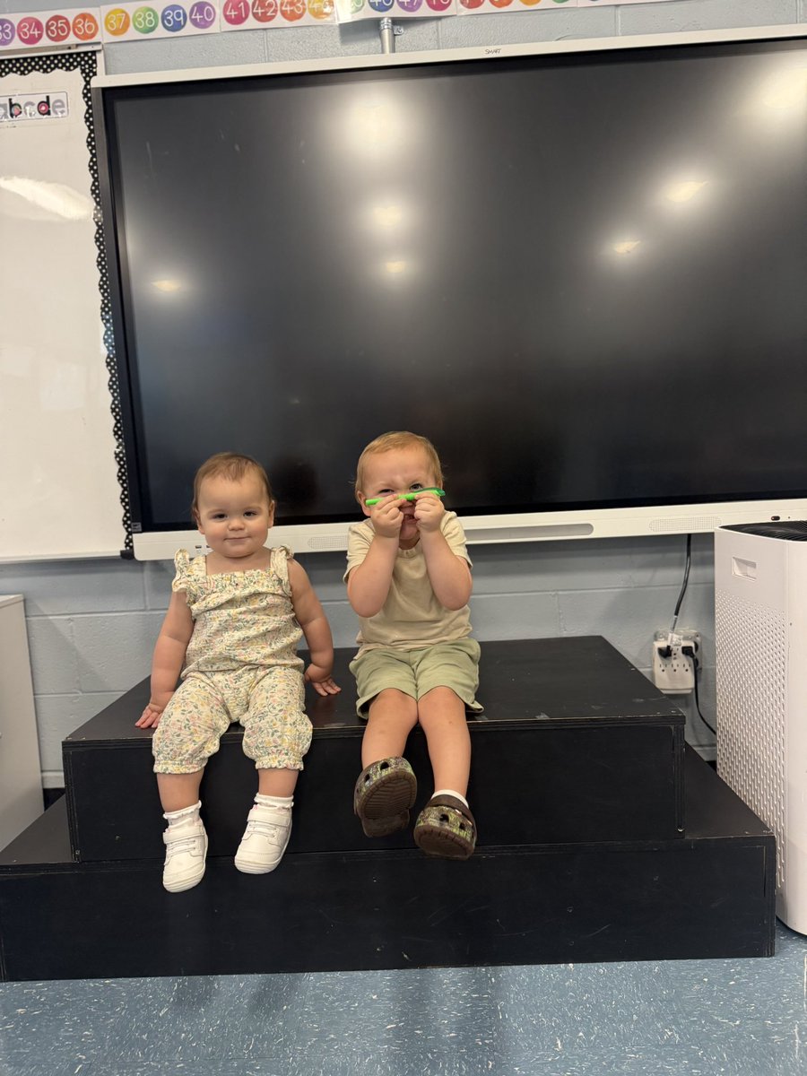 MrsHansenRVS's tweet photo. Had the greatest little helpers to help set up my classroom💙  #HazletProud https://t.co/f3Xre8INXK