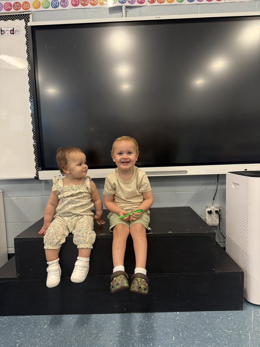 MrsHansenRVS's tweet photo. Had the greatest little helpers to help set up my classroom💙  #HazletProud https://t.co/f3Xre8INXK