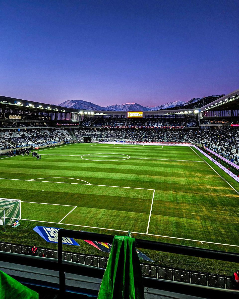 BolavipAr's tweet photo. Estas son las vistas del nuevo estadio de Universidad Católica.

Sí, al pie de la Cordillera de Los Andes.

Increíble 🖼️🇨🇱 https://t.co/imp0HRAZ2I