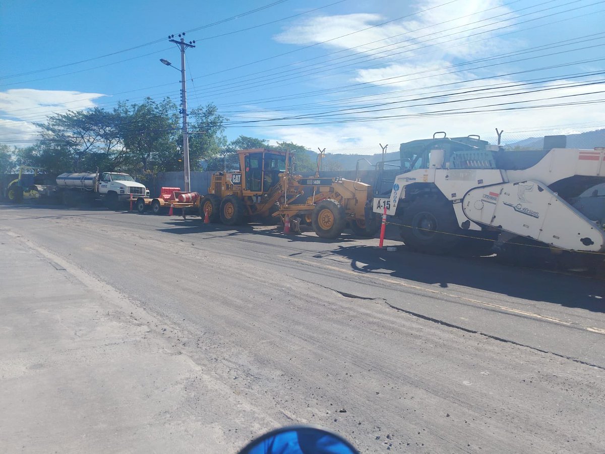 Luz Elena Coloma 🇪🇨 (@zulnelea) on Twitter photo Que fue @epmmop? Para hoy anunciaron inicio de obras de repavimentación. Parqueada toda la maquinaria todo el día 😳 <a href="/pabelml/">Pabel Muñoz L.</a> <a href="/zonaltumbaco/">Zonal Tumbaco</a> Que fue @epmmop? Para hoy anunciaron inicio de obras de repavimentación. Parqueada toda la maquinaria todo el día 😳 <a href="/pabelml/">Pabel Muñoz L.</a> <a href="/zonaltumbaco/">Zonal Tumbaco</a>
