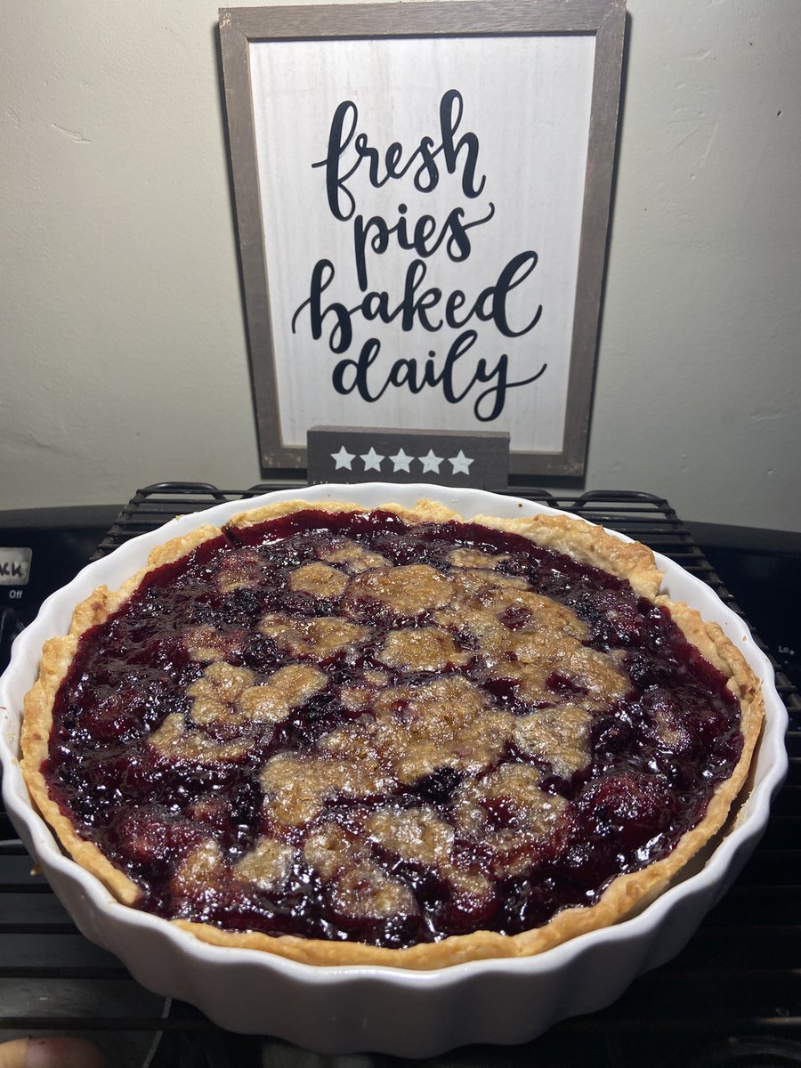Okay, so I don’t get pies baked daily (or even weekly these days), but I did bake a scratchmade Blackberry Crumb Pie today. 👨‍🍳