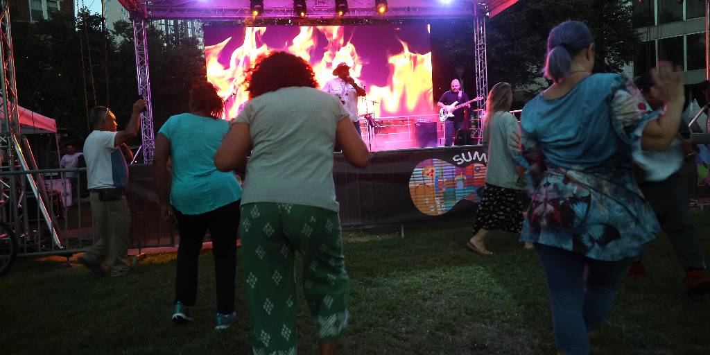 NewRochelleNY's tweet image. The blues were blazing last weekend as @SugarayRayford and Twist of Fate lit up Ruby Dee Park🔥! Don’t miss the Downtown Summer Sizzle finale this Sat 8/30 at 6:30 PM with The Prince Experience #learnmore at summernr.com #newrochelleny #princeexperience