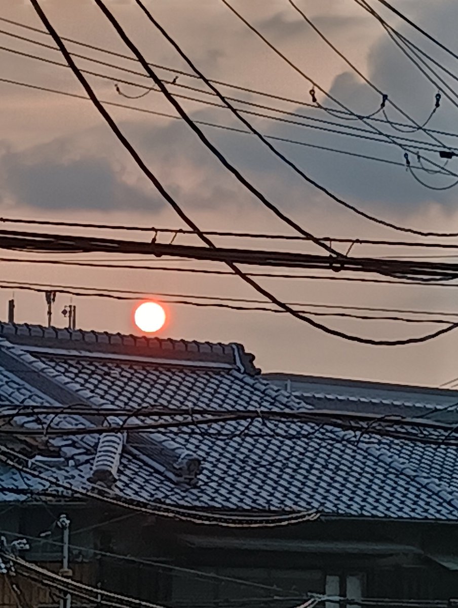 rem60530769's tweet photo. ベランダに出たら、月❔が真っ赤。
＃月＃真っ赤 https://t.co/ICX73Wd3qT
