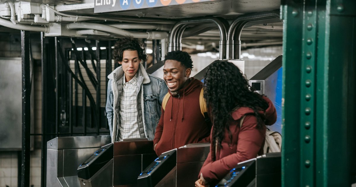 DOEChancellor's tweet image. The @MTA Student OMNY Card is back!
 
Like last year, OMNY Cards are available for FREE to NYCPS students across all five boroughs.
 
Student OMNY Cards will be distributed to eligible students beginning the #FirstDayOfSchool or shortly thereafter.
 
schools.nyc.gov/about-us/news/…