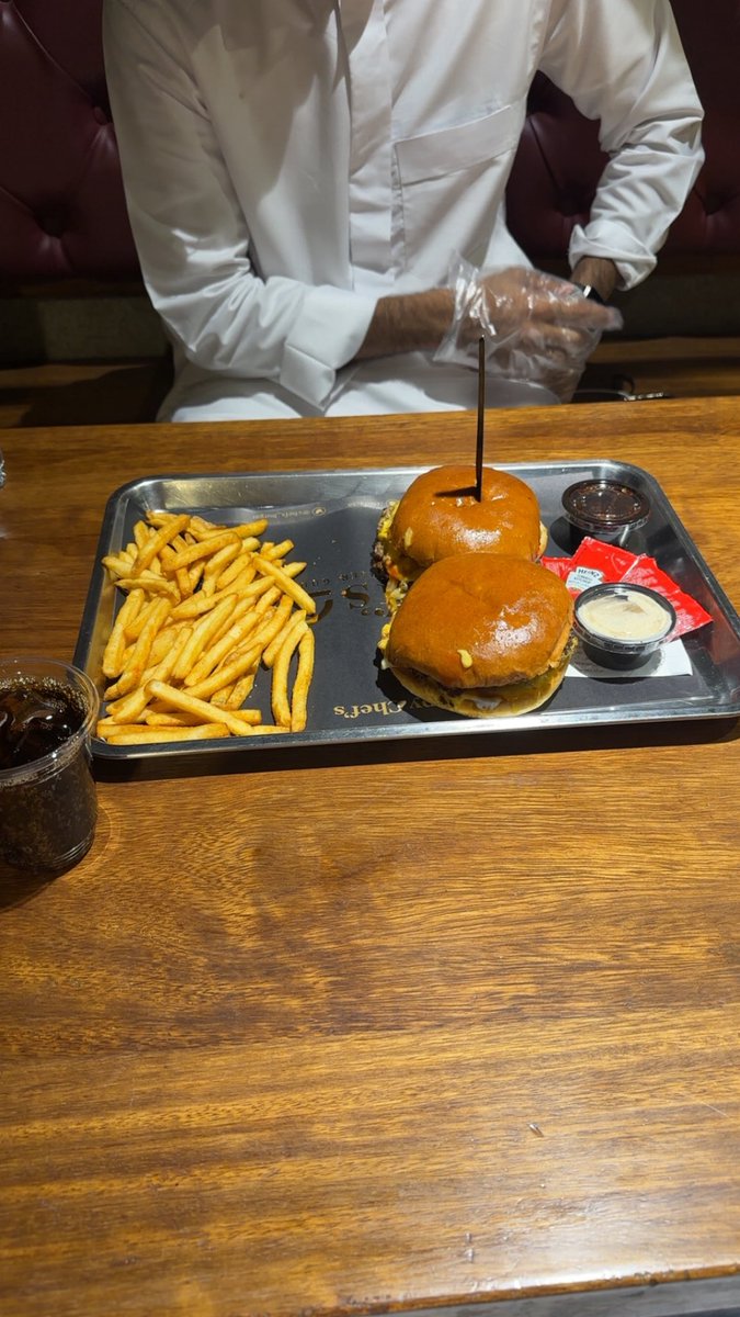 يوم جميل مع شخص جميل 🤍

عندي سؤال ، كم عدد الاشخاص المناسبين للطلعه ؟