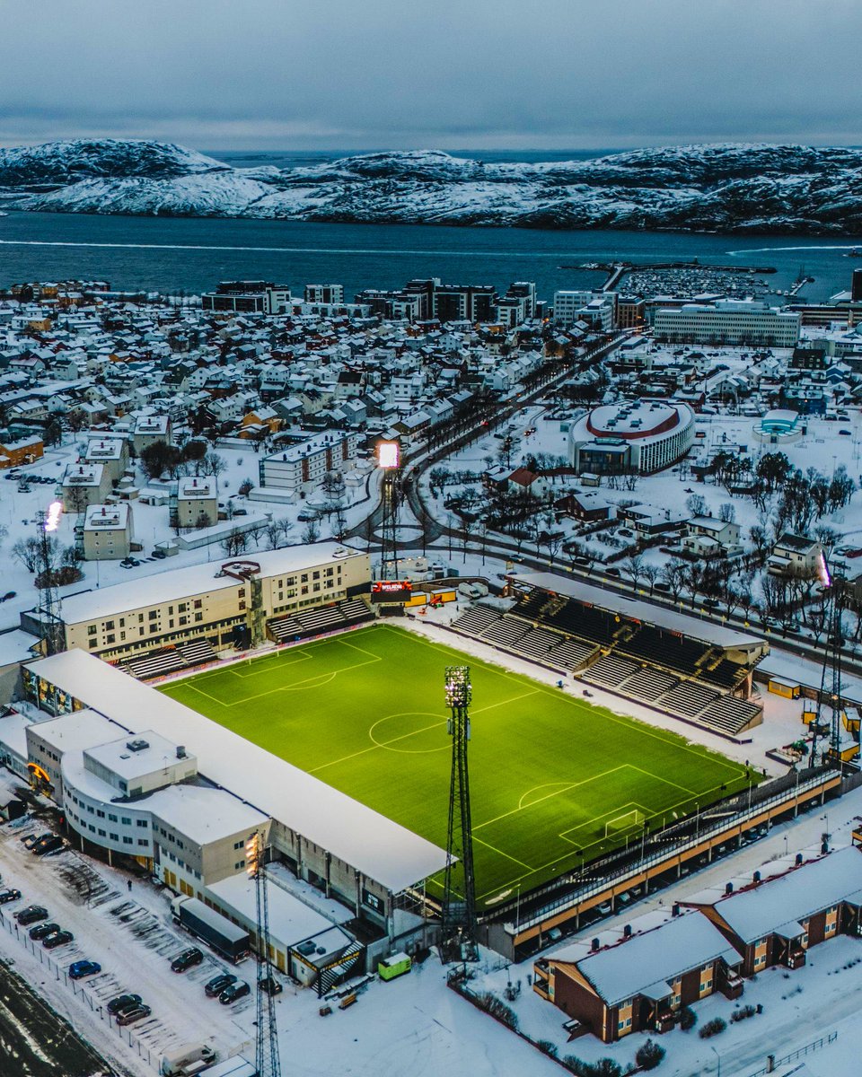 🇳🇴 Un altre classificat molt guai per a la fase de lliga de la Champions és el Bodø/Glimt, que l’any passat va arribar a semis de la UEL. L’equip del nord de Noruega juga els seus partits en aquest estadi 😍

Podria ser rival del Barça. Bodø és a quasi 4.000 km de Barcelona.