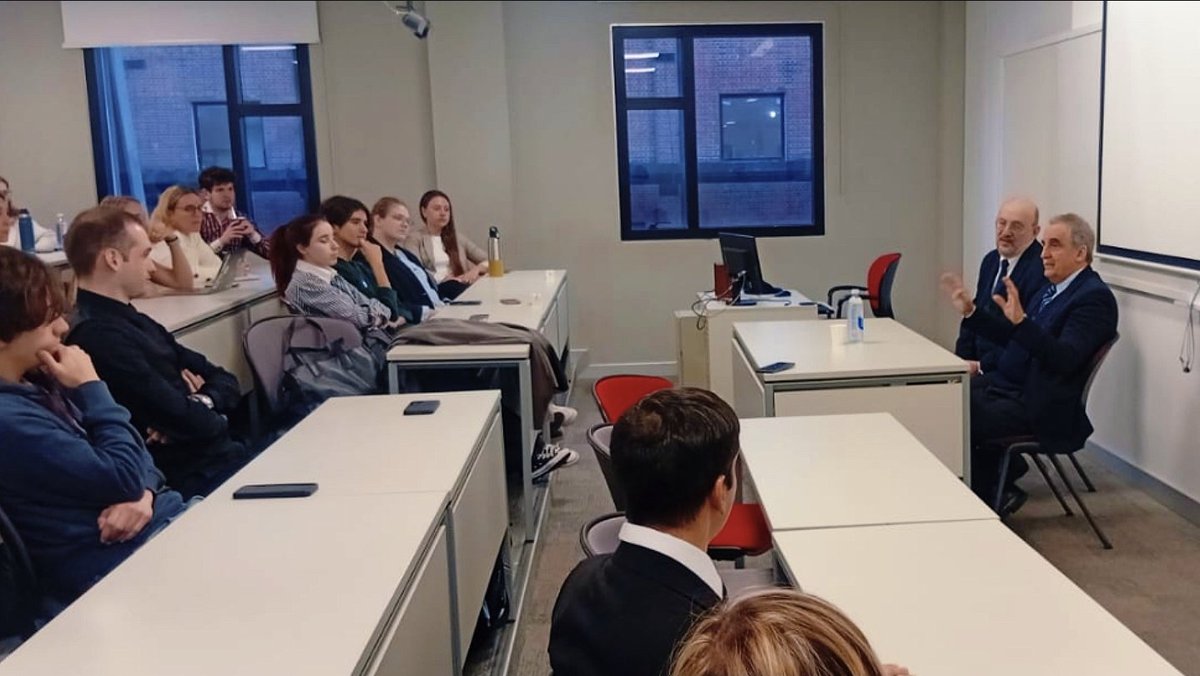 elpamperop's tweet photo. Guillermo Moreno en la UCA junto al Director diplomático https://t.co/OYVut1m410