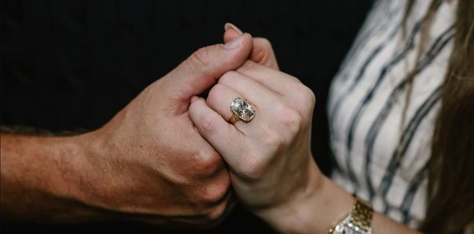 🚨| Alex Albon and George Russell annouces their engagement  

“Your English teacher and your gym teacher are getting married"