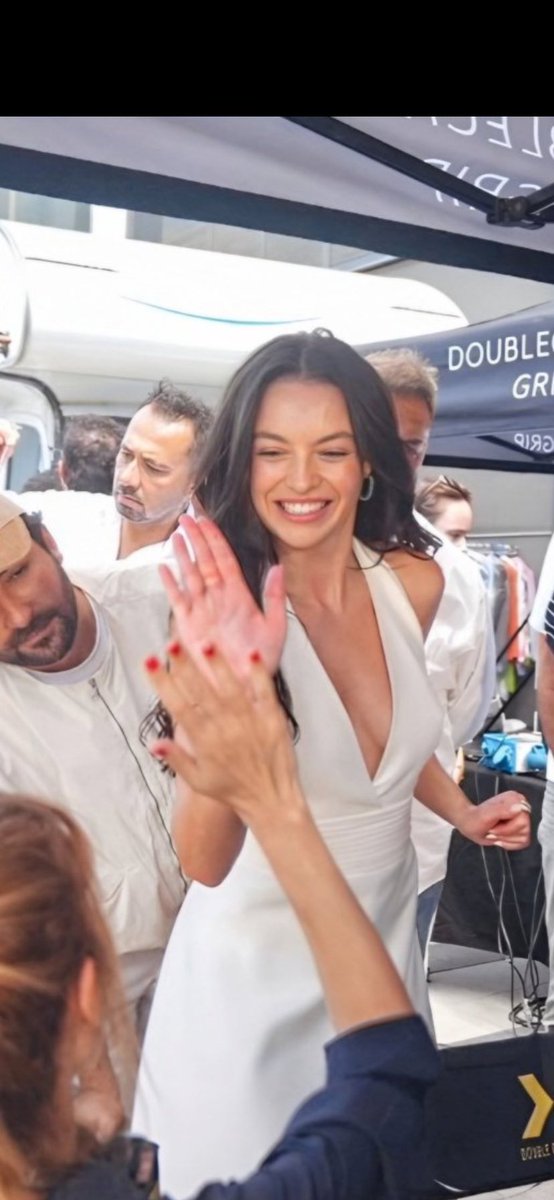 melis sezen kadının ve dişil enerjinin hammaddesidir