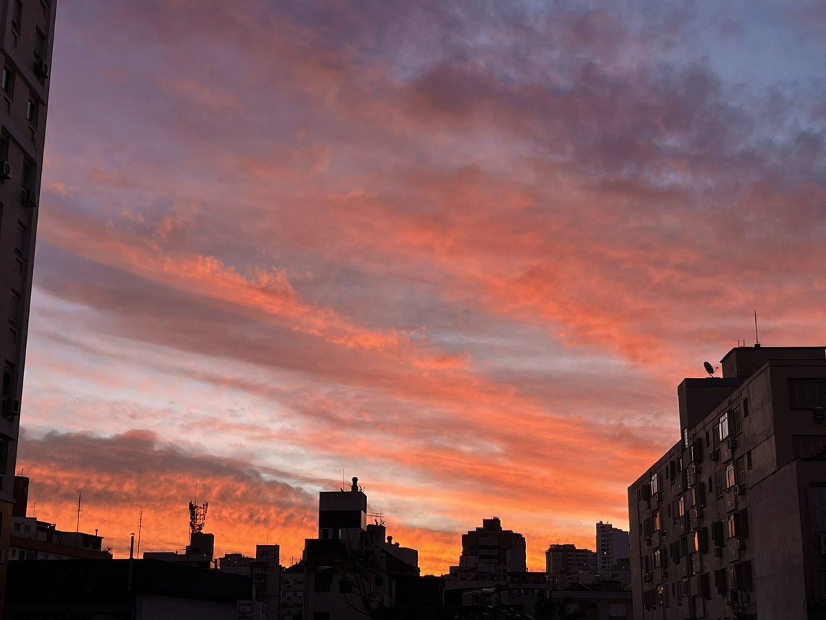 Entardecer de hoje visto a partir do bairro Bom Fim, POA 
<a href="/metsul/">MetSul.com</a> <a href="/Estaelsias/">Estael Sias</a>