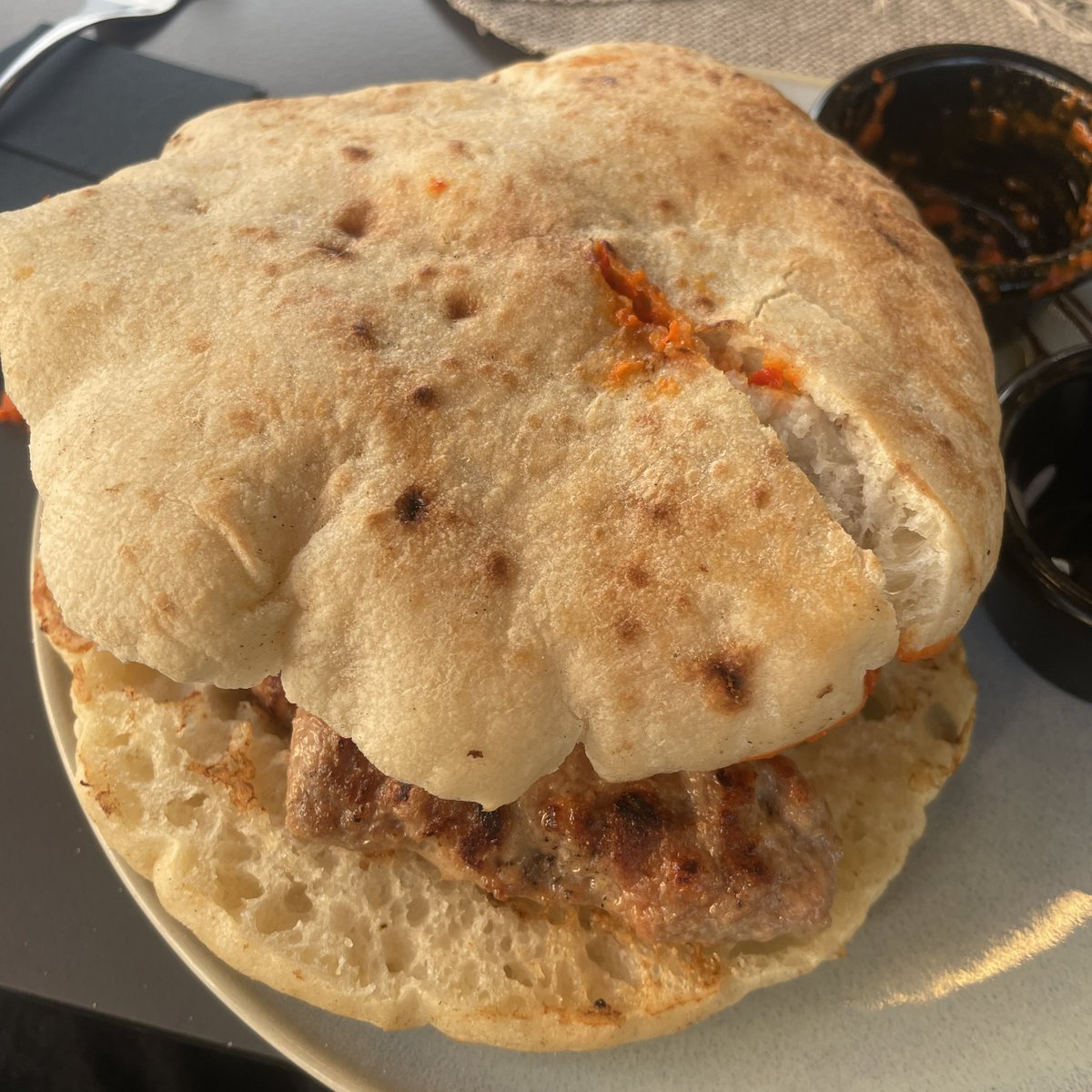 Kroatien 🇭🇷 #41

Ćevapi u Somunu. 10 Ćevapčići, Zwiebeln 
und Ajvar dazu Lepinja Fladenbrot
Vom Restaurant @bajzovi_dvori in Mursko Središće 

#ćevapi #cevapcici #fleisch #lepinja #fladenbrot #somunu #zwiebeln #ajvar #bajzovidvori #kroatien #essen 

24.08.2025
#taeglich_essen
