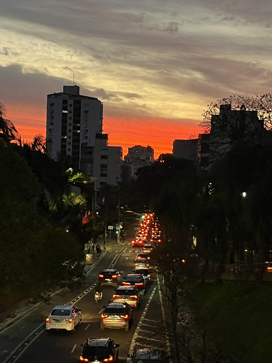 Cores do entardecer de hoje. Visto a partir da divisa do bairro Bom Fim com Rio Branco, POA.
<a href="/metsul/">MetSul.com</a> <a href="/Estaelsias/">Estael Sias</a>