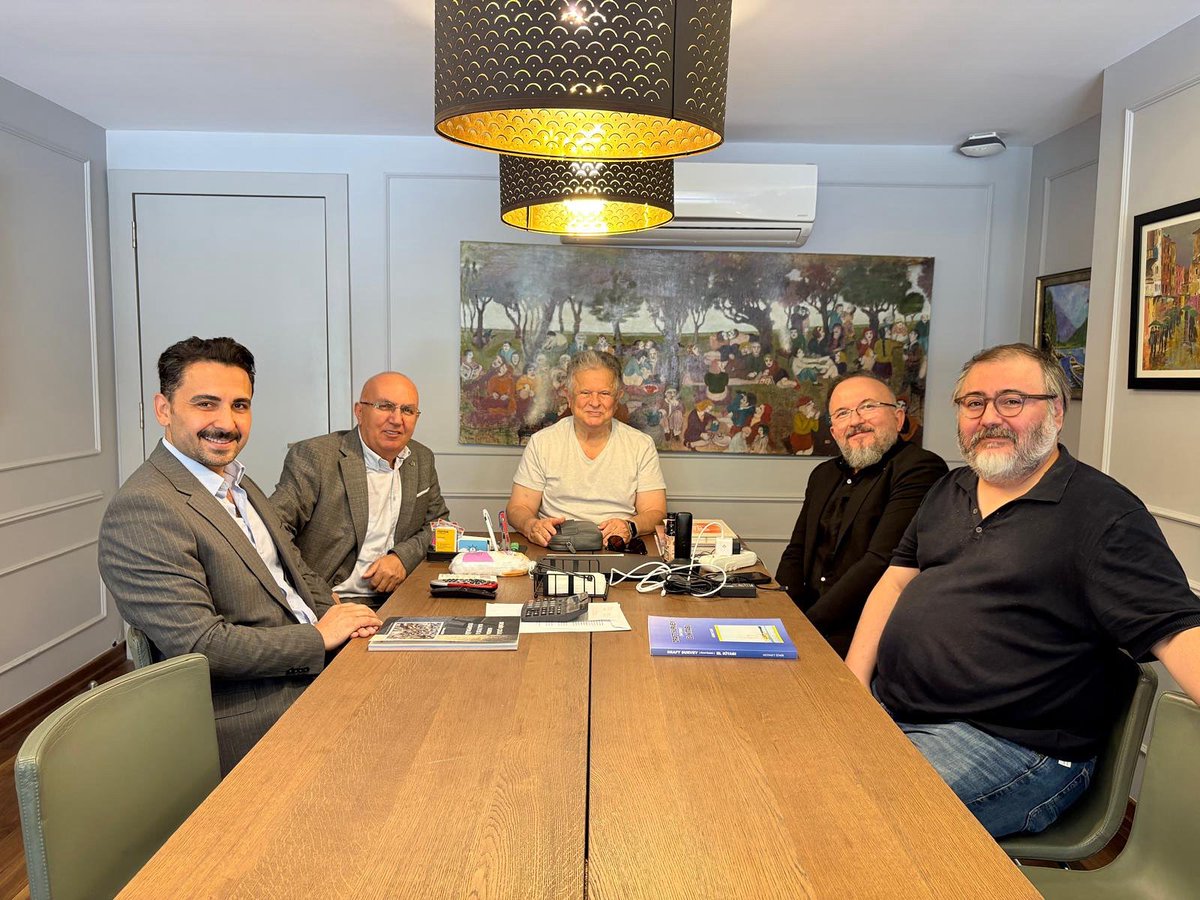 gosider_org_tr's tweet photo. GÖŞİDER – ÇDTD Stratejik Toplantısı~~ 
GÖŞİDER-Gözetim Şirketleri Derneği Yönetim Kurulu olarak (YK Başkanı Sn. Bahadir B. Arig -ARTIMET Inspection B.V.-, YK Üyeleri Sn. Mehmet İzmir ve Sn. Av. Hasan Karabağ), 
ÇDTD-Çelik Dış Ticaret Derneği Başkanı Sn. Namik K. Ekinci ve Sekretarya Sn. Olgu Gokalp ile sektörümüzün geleceğine ışık tutacak çok verimli bir toplantı gerçekleştirdik.
Toplantıda;
 ~GÖŞİDER YK Üyemiz Sn. Mehmet İzmir’in kaleme aldığı iki ana kitabın güncellenmiş ve geliştirilmiş son versiyonlarının Türkçe ve İngilizce olarak basılması,
 ~Bu kaynakların hem ülkemizdeki tüm paydaşlara (dış ticaret, lojistik, çelik üreticileri, limanlar, gözetim kuruluşları) hem de yurt dışında başta Avrupa ve Amerika’daki büyük tedarikçilere ulaştırılması,
 ~Özellikle “Çelik Hurda El Kitabı”’nın; hurda tedarik zincirinin karmaşık yapısı (lojistik, üretim, satın alma, yükleme-tahliye operasyonları ve gözetim) nedeniyle tüm tarafların ortak dili kullanmasına imkân sağlayacak stratejik bir başvuru kaynağı olması,
  ~ÇDTD ve GÖŞİDER iş birliğiyle en kısa zamanda Hurda Çalıştayı düzenlenmesi, konularında fikir birliğine varıldı.
~Ayrıca, bu çalışmaların Çelik Üreticileri Derneği (TÇÜD) desteğiyle daha da güçleneceği ve sektörümüze ivme kazandıracağı değerlendirilmektedir. Bu kapsamda Genel Sekreter Sn. Veysel Yayan ile daha önce yapılan ön görüşme doğrultusunda, yakın zamanda detaylı bir değerlendirme toplantısı gerçekleştirilecektir.
Bu buluşma; sektörümüzde uzun süredir hissedilen standart eksikliklerini gidermek, ortak bir dil oluşturmak ve Türkiye’yi hurda ticaretinde küresel ölçekte söz sahibi yapmak adına tarihi bir adım olmuştur.
~Bununla birlikte, hurda literatürü ve standardı konusunda Türk Akreditasyon Kurumu (TÜRKAK)’ında görüş ve desteğinin alınmaya devam edileceği, hem ülkemiz hem de sektörümüz için küresel vizyonda stratejik bir hamle ve söz sahibi olma yolunda kritik bir adım olacaktır.
~Misafirperverlikleri ve nazik ev sahiplikleri için ÇDTD Başkanı Sn. Namık Ekinci ve Sekretarya Sn. Olgu Gökalp’e teşekkür ederiz.
*Siz değerli sektör paydaşlarımızın görüş ve katkıları da bu süreçte en büyük yol göstericimiz olacaktır.
#GÖŞİDER #ÇDTD #Çelik #Hurda #DışTicaret #Lojistik #Sanayi #Standartlar #Kalite #TedarikZinciri #Gözetim #İthalat #İhracat #Strateji #KüreselVizyon #OrtakDil