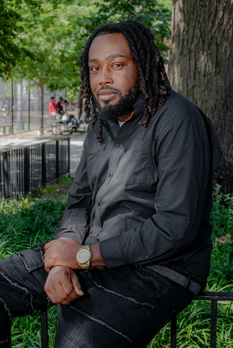 kashhill's tweet image. A woman in Manhattan reported to police that an Amazon delivery man, 5'6'', exposed himself to her.

Police did a face recognition search, showed her result, arrested the wrong guy, 6'2''.

What did the NYPD not do? Call Amazon.

nytimes.com/2025/08/26/nyr…