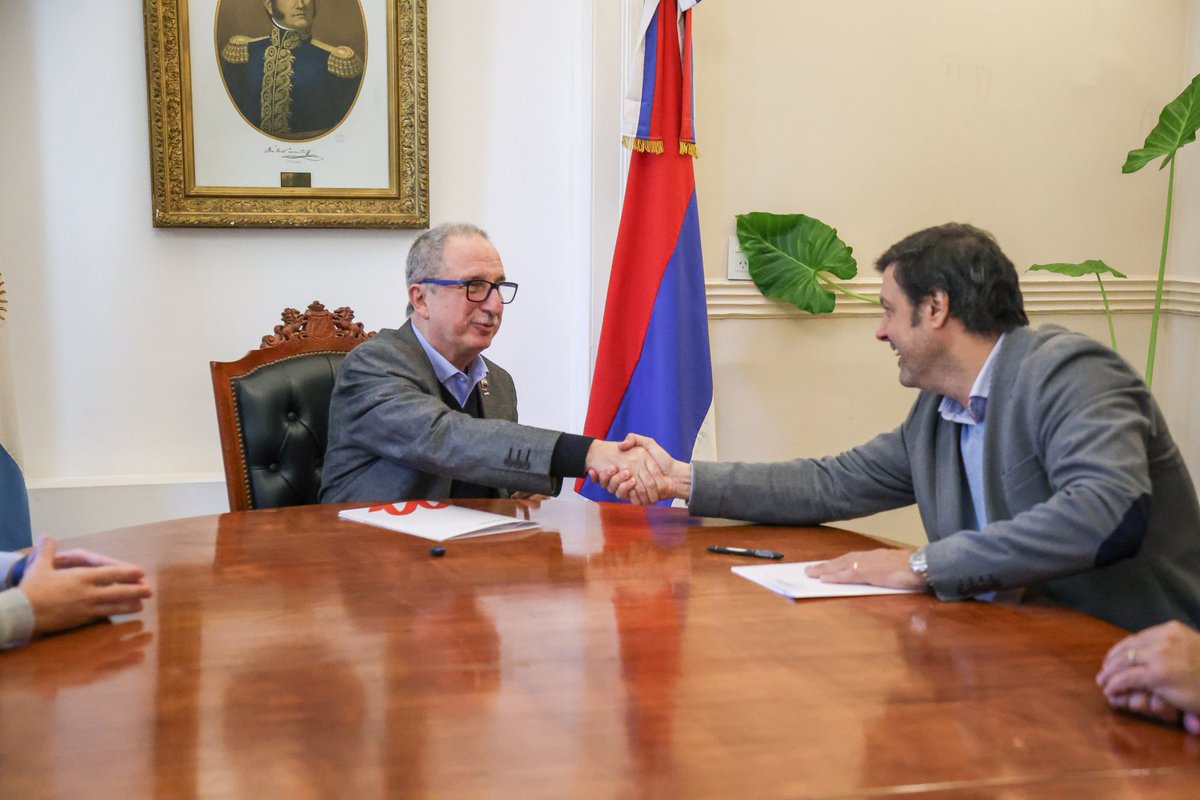 Hugo Passalacqua (@passalacquaok) on Twitter photo Junto al secretario nacional de Innovación, Ciencia y Tecnología, Darío Genua, firmamos un convenio histórico para implementar el Sistema de Gestión Documental Electrónica (GDE).
Con este paso dejamos atrás el exceso de papeles y logramos trámites más simples, rápidos y seguros. Junto al secretario nacional de Innovación, Ciencia y Tecnología, Darío Genua, firmamos un convenio histórico para implementar el Sistema de Gestión Documental Electrónica (GDE).
Con este paso dejamos atrás el exceso de papeles y logramos trámites más simples, rápidos y seguros.
