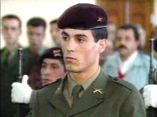 ViolinistadaLuz's tweet photo. Em 1990 Vítor Paneira cumpria ano de serviço militar pelas FA portuguesas.

Em dia de jogo do SL Benfica,não compareceu no Quartel Militar do Porto. Foi considerado desertor e acabou por ser condenado a 75 dias de prisão efetiva.

P'lo Benfica e mais ninguém. Sempre p'lo Benfica. https://t.co/J02zqP4Djb